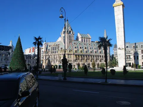 Новый жилой дом в центре города Батуми на площадь Европы. Квартиры у статуй Золотое руно с видом на город.