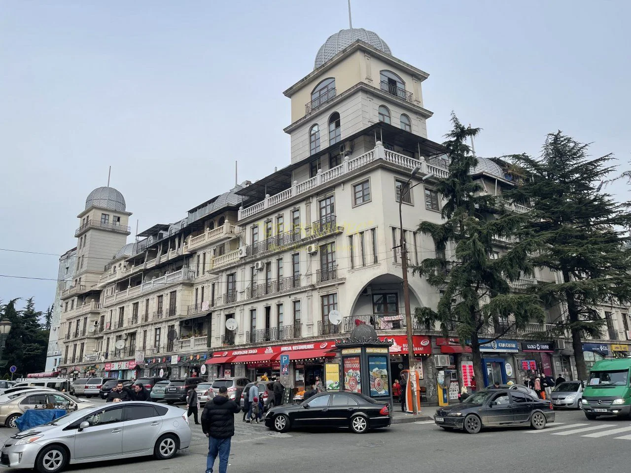 Квартиры в новом жилом доме у канатной дороги в центре старого Батуми. Квартиры у моря.