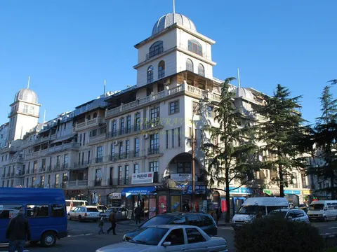 Квартиры в новом жилом доме у канатной дороги в центре старого Батуми. Квартиры у моря.