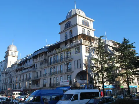 Квартиры в новом жилом доме у канатной дороги в центре старого Батуми. Квартиры у моря.