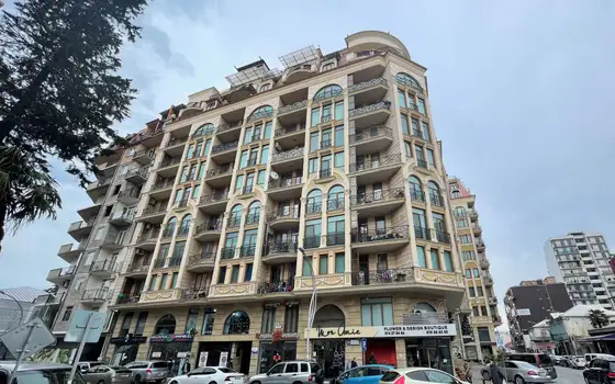 Новый жилой дом у моря в центре города. квартиры с видом на море и на горы.