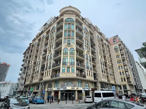 Новый жилой дом у моря в центре города. квартиры с видом на море и на горы.