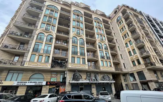 Новый жилой дом у моря в центре города. квартиры с видом на море и на горы.