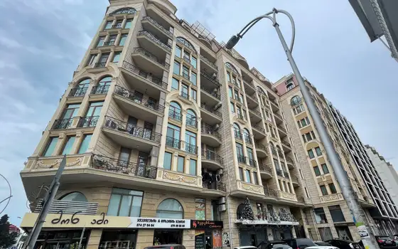 Новый жилой дом у моря в центре города. квартиры с видом на море и на горы.