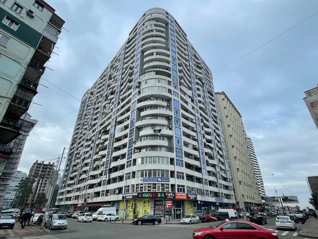 Квартиры у аквапарка. Квартиры в новом жилом доме с видом на море и на горы.