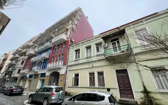Новый жилой дом у Шератона в центре города на улице Клдиашвили. Квартиры у моря.