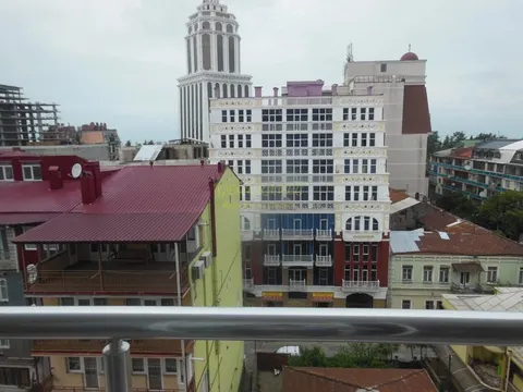 Новый жилой дом у Шератона в центре города на улице Клдиашвили. Квартиры у моря.