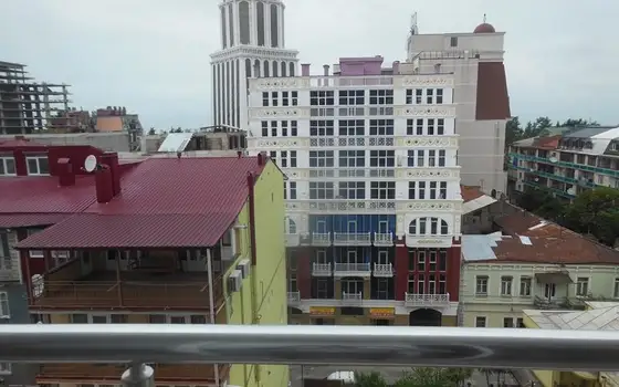 Новый жилой дом у Шератона в центре города на улице Клдиашвили. Квартиры у моря.