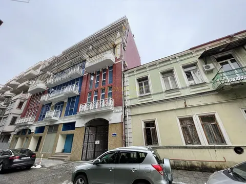 Новый жилой дом у Шератона в центре города на улице Клдиашвили. Квартиры у моря.
