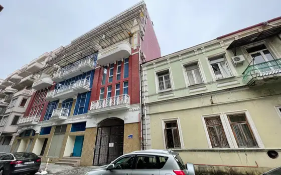 Новый жилой дом у Шератона в центре города на улице Клдиашвили. Квартиры у моря.