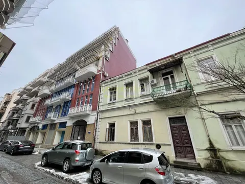 Новый жилой дом у Шератона в центре города на улице Клдиашвили. Квартиры у моря.