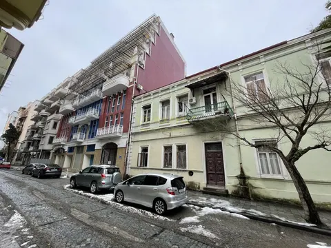 Новый жилой дом у Шератона в центре города на улице Клдиашвили. Квартиры у моря.