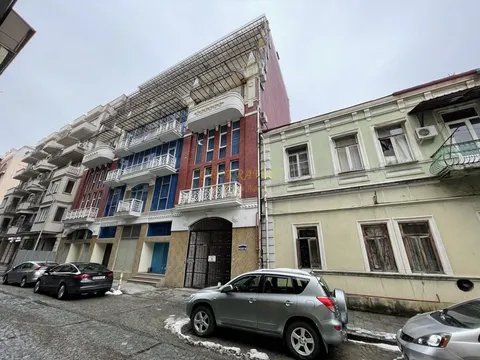 Новый жилой дом у Шератона в центре города на улице Клдиашвили. Квартиры у моря.