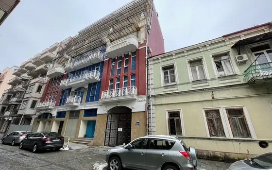 Новый жилой дом у Шератона в центре города на улице Клдиашвили. Квартиры у моря.