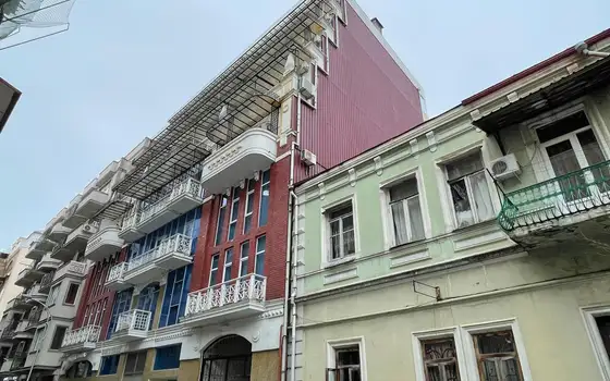 Новый жилой дом у Шератона в центре города на улице Клдиашвили. Квартиры у моря.