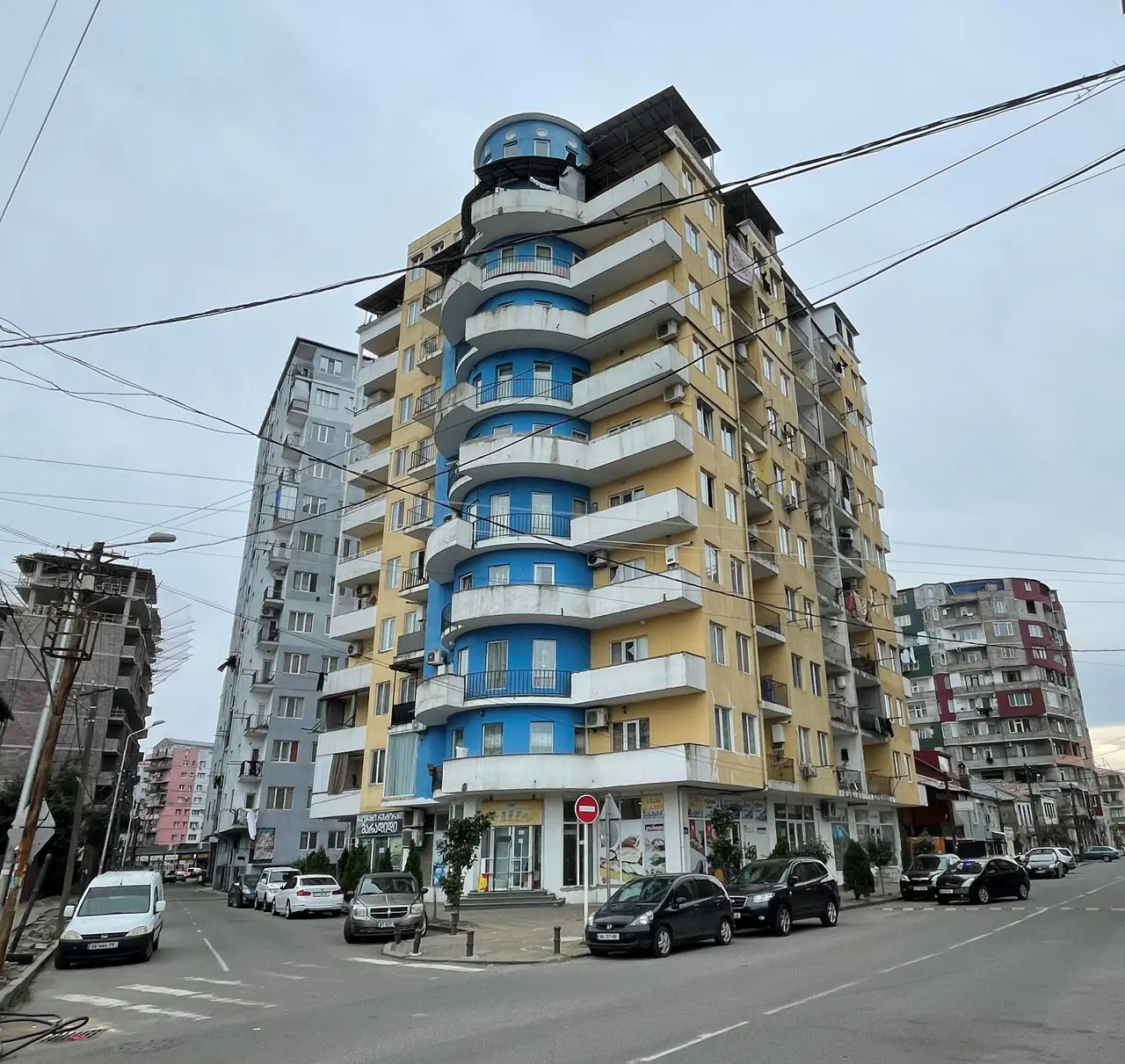 Новый жилой дом в тихом районе города. Квартиры с видом на горы и на город