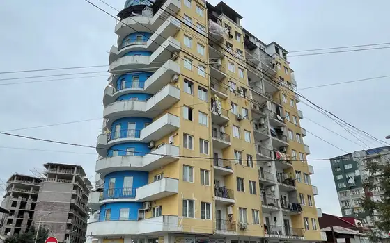 Новый жилой дом в тихом районе города. Квартиры с видом на горы и на город