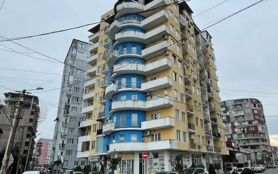 Новый жилой дом в тихом районе города. Квартиры с видом на горы и на город