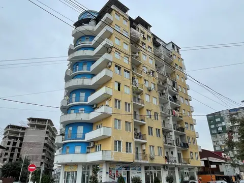 Новый жилой дом в тихом районе города. Квартиры с видом на горы и на город
