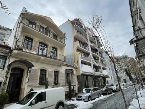 Новостройка у моря в центре Батуми, Грузия. 6-этажный элитный жилой дом у моря в центре Батуми на ул.Джинчарадзе, угол у