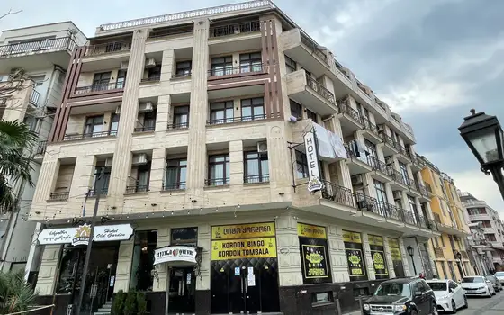 Квартиры в центре старого Батуми на улице Зубалашвили. Новый жилой дом у моря.
