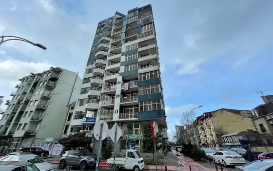 Новый 14 этажный жилой дом у парка 6 мая на ул Парнаваз мепе. Квартиры с видом на море и на парк.