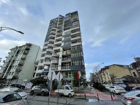 Новый 14 этажный жилой дом у парка 6 мая на ул Парнаваз мепе. Квартиры с видом на море и на парк.