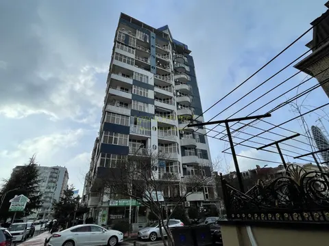 Новый 14 этажный жилой дом у парка 6 мая на ул Парнаваз мепе. Квартиры с видом на море и на парк.
