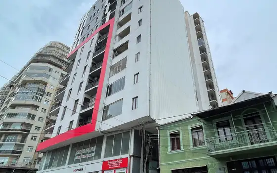 Новый жилой дом на улице Чавчавадзе. Квартиры с видом на горы и на город.