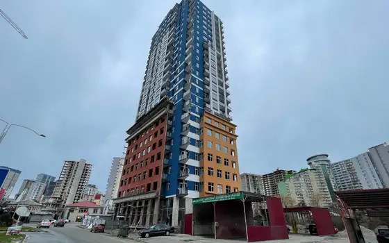 Новый жилой дом на улице Багратиони. Квартиры с видом на море и на горы.