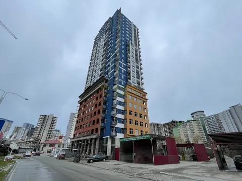 Новый жилой дом на улице Багратиони. Квартиры с видом на море и на горы.