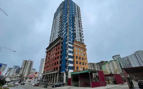 Новый жилой дом на улице Багратиони. Квартиры с видом на море и на горы.