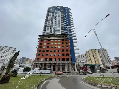 Новый жилой дом на улице Багратиони. Квартиры с видом на море и на горы.