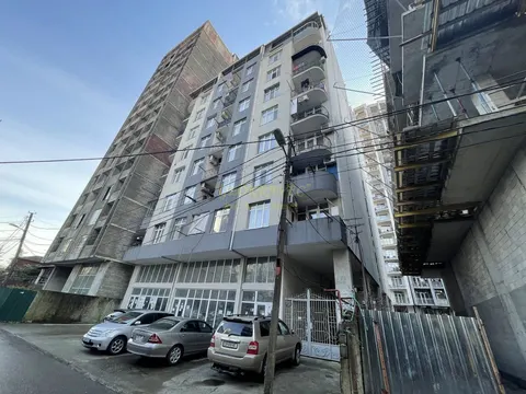 Новый 11 этажный жилой дом в тихом районе Батуми.