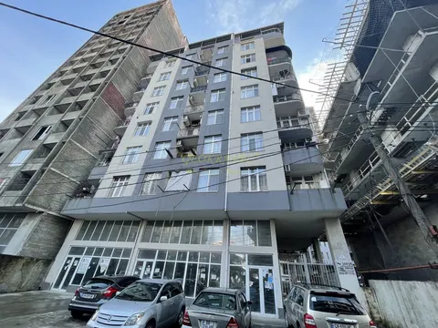 Новый 11 этажный жилой дом в тихом районе Батуми.