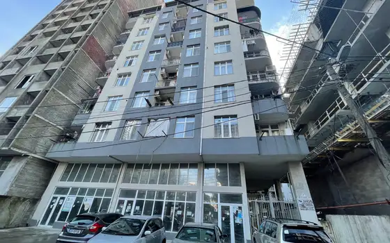 Новый 11 этажный жилой дом в тихом районе Батуми.