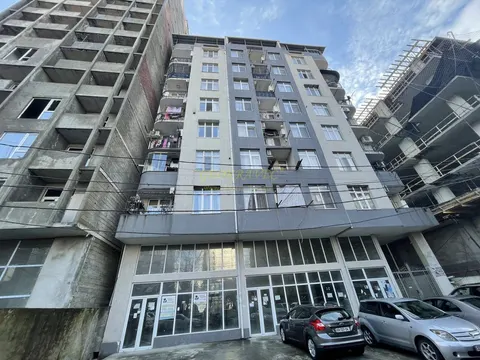 Новый 11 этажный жилой дом в тихом районе Батуми.