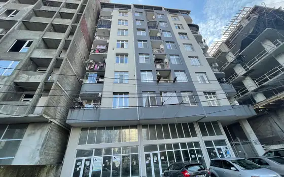 Новый 11 этажный жилой дом в тихом районе Батуми.