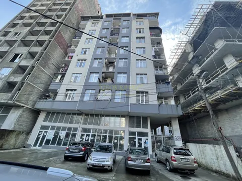 Новый 11 этажный жилой дом в тихом районе Батуми.