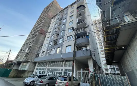 Новый 11 этажный жилой дом в тихом районе Батуми.