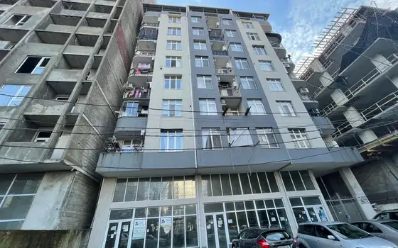 Новый 11 этажный жилой дом в тихом районе Батуми.