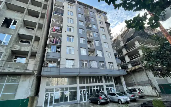 Новый 11 этажный жилой дом в тихом районе Батуми.