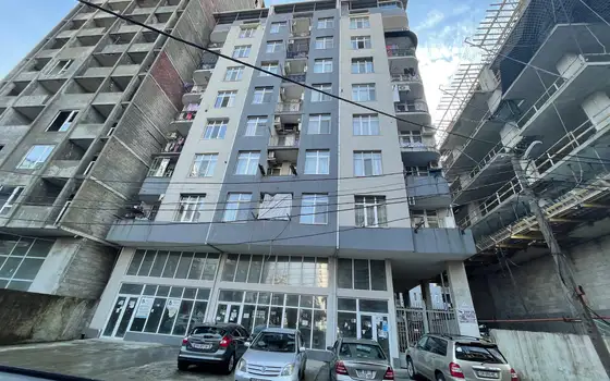 Новый 11 этажный жилой дом в тихом районе Батуми.