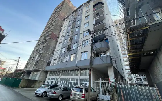 Новый 11 этажный жилой дом в тихом районе Батуми.