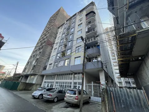 Новый 11 этажный жилой дом в тихом районе Батуми.