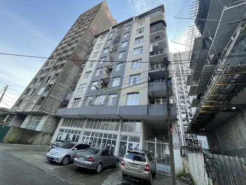 Новый 11 этажный жилой дом в тихом районе Батуми.