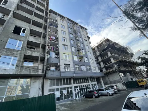 Новый 11 этажный жилой дом в тихом районе Батуми.