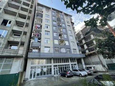 Новый 11 этажный жилой дом в тихом районе Батуми.