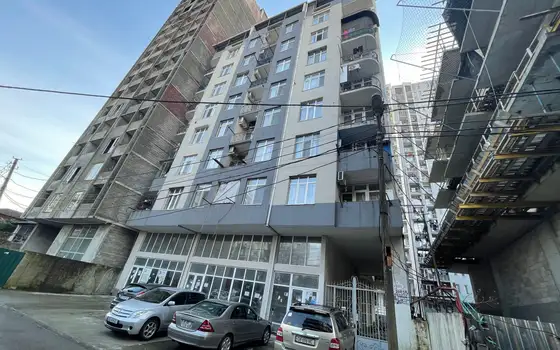 Новый 11 этажный жилой дом в тихом районе Батуми.