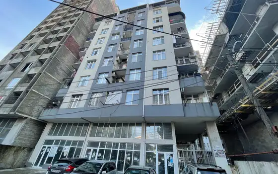 Новый 11 этажный жилой дом в тихом районе Батуми.